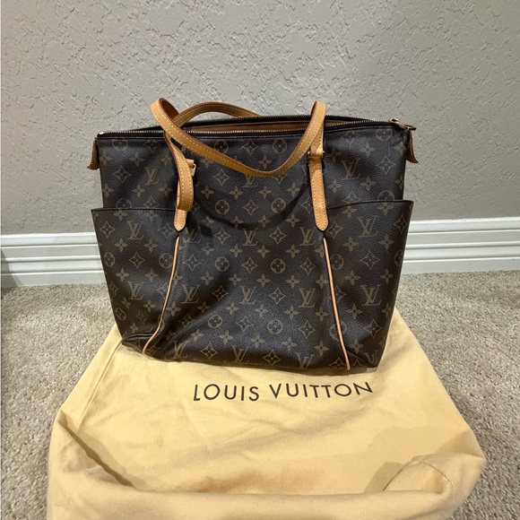 Louis Vuitton Handbags - Louis Vuitton Monogram Canvas Totally MM Tote
